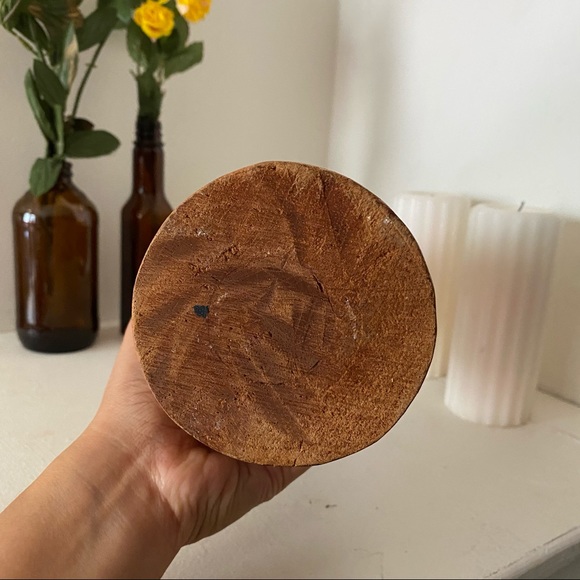 Vintage wood carved tall vase - Picture 5 of 6